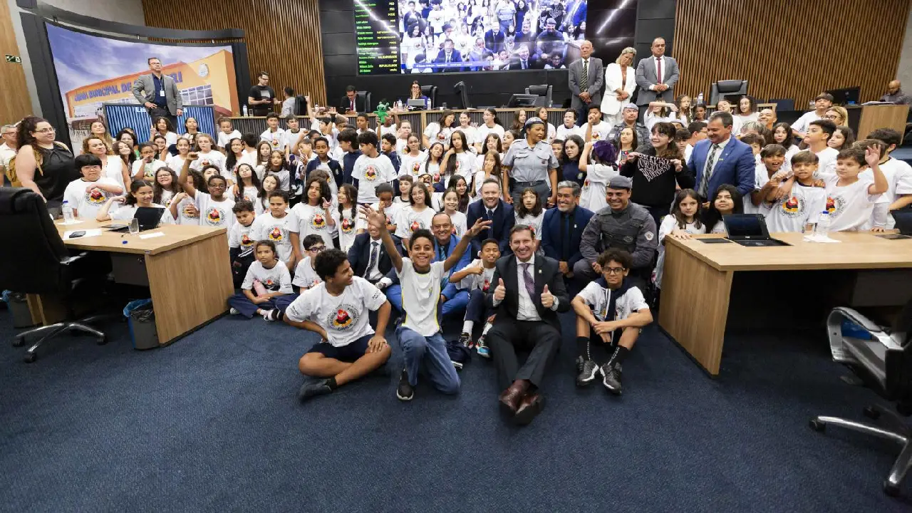 Câmara homenageia policial por trabalho com estudantes na prevenção às drogas