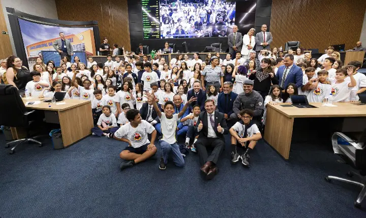 Câmara homenageia policial por trabalho com estudantes na prevenção às drogas