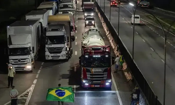 Caminhoneiros decidem nesta quinta-feira (19) sobre paralisação nacional