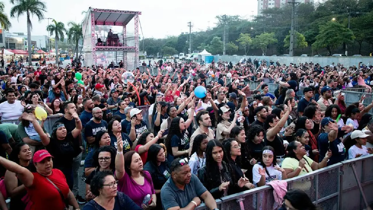 Celebra Barueri reúne milhares de pessoas em noite de música e fé
