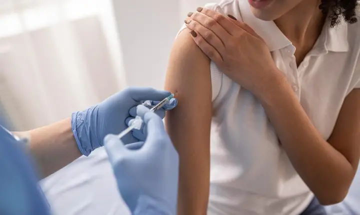 Janeiro Verde: vacina contra o HPV pode evitar o câncer de colo do útero mesmo na fase adulta, afirma ginecologista