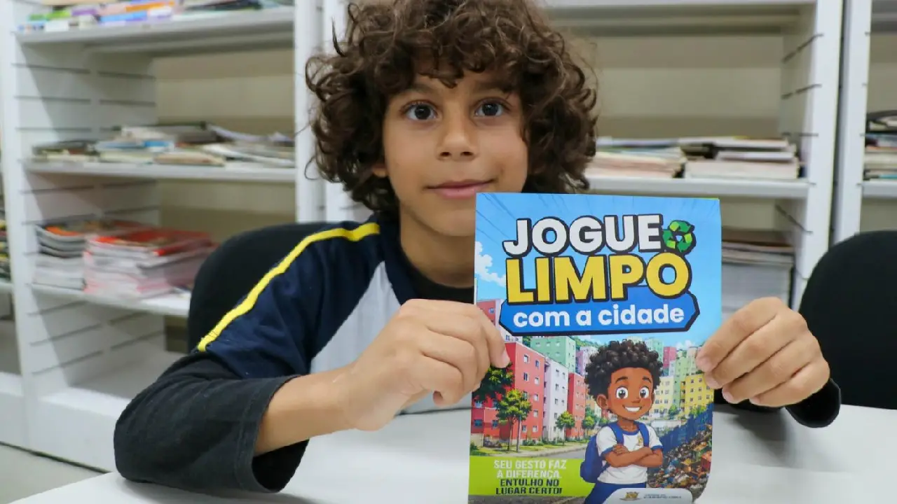 Jogue Limpo com a Cidade: alunos das escolas municipais  de Carapicuíba se divertem com gibi sobre descarte irregular