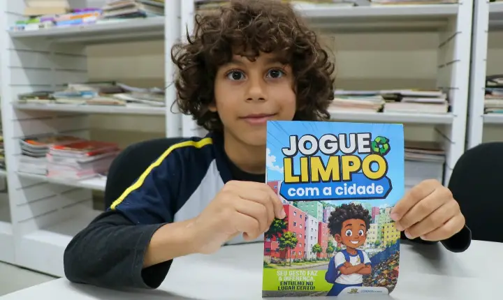 Jogue Limpo com a Cidade: alunos das escolas municipais  de Carapicuíba se divertem com gibi sobre descarte irregular