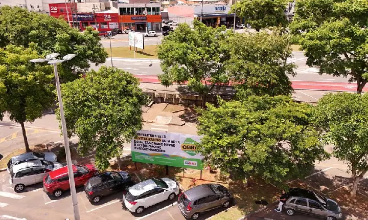 Prefeitura revitaliza trecho de via e bolsão de estacionamento no Centro