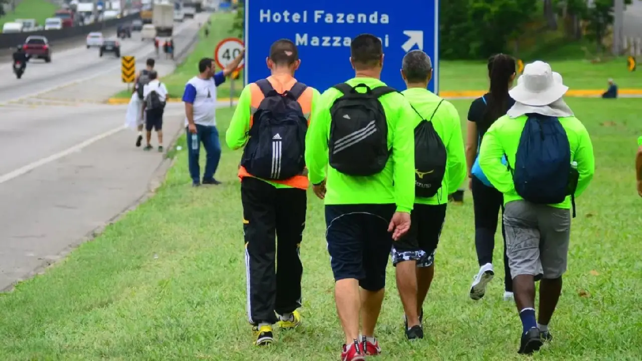 Santuário de Aparecida: As peregrinações levam milhares de pessoas a percorrer trechos próximos às rodovias a pé ou de bicicleta.