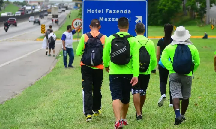 Santuário de Aparecida: As peregrinações levam milhares de pessoas a percorrer trechos próximos às rodovias a pé ou de bicicleta.