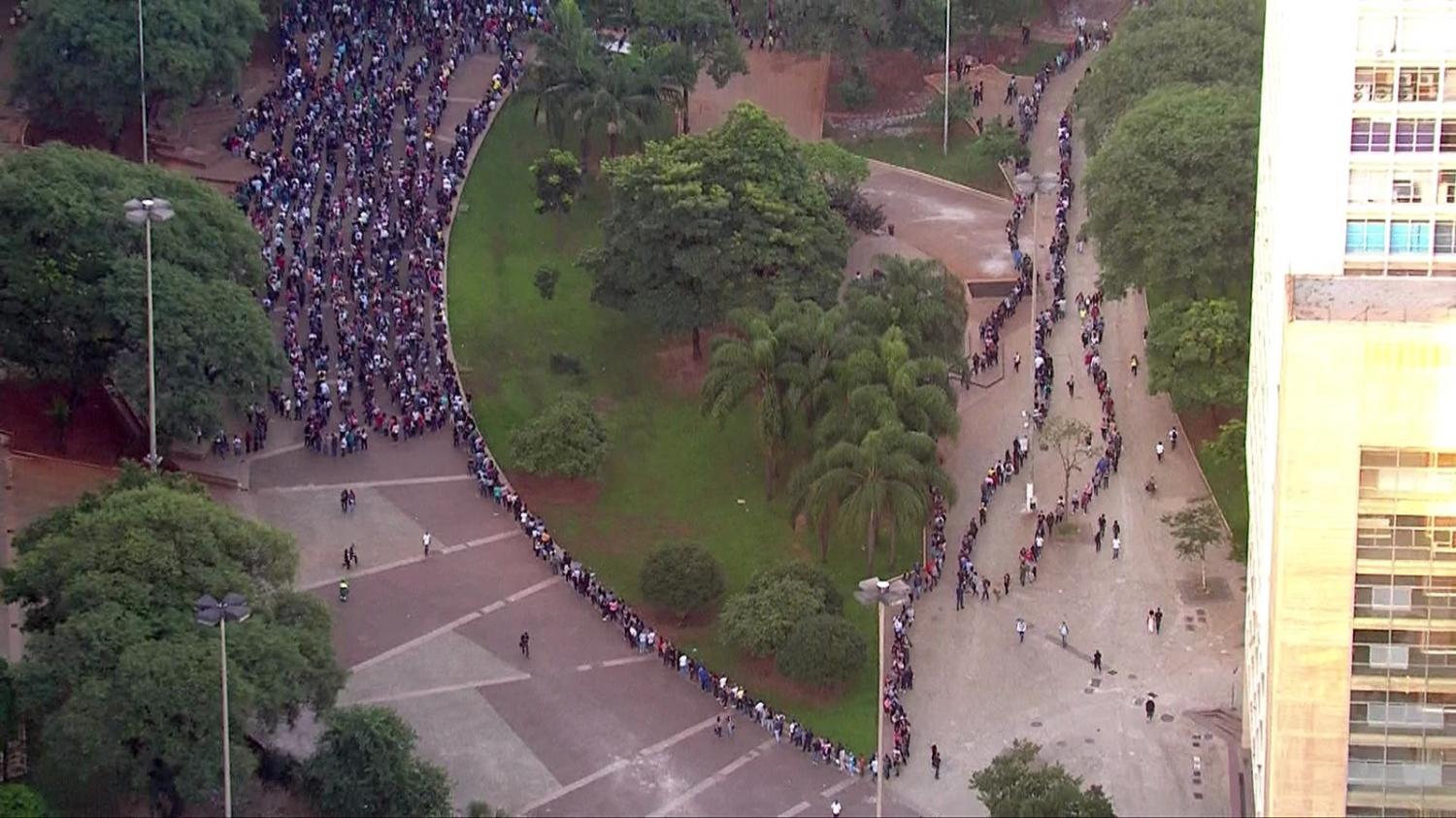 MUTIRÃO POR EMPREGO FORMA FILA GIGANTE EM ANHANGABAÚ