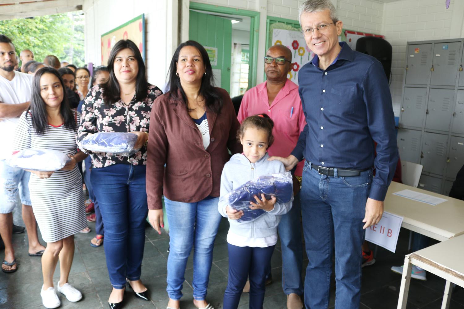 PREFEITURA DE JANDIRA ENTREGA UNIFORMES ESCOLARES