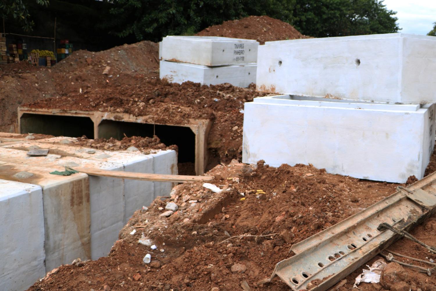 CARAPICUIBA: PREFEITURA REALIZA LIMPEZA EM GALERIAS NA AV. MARGINAL DO CADAVAL