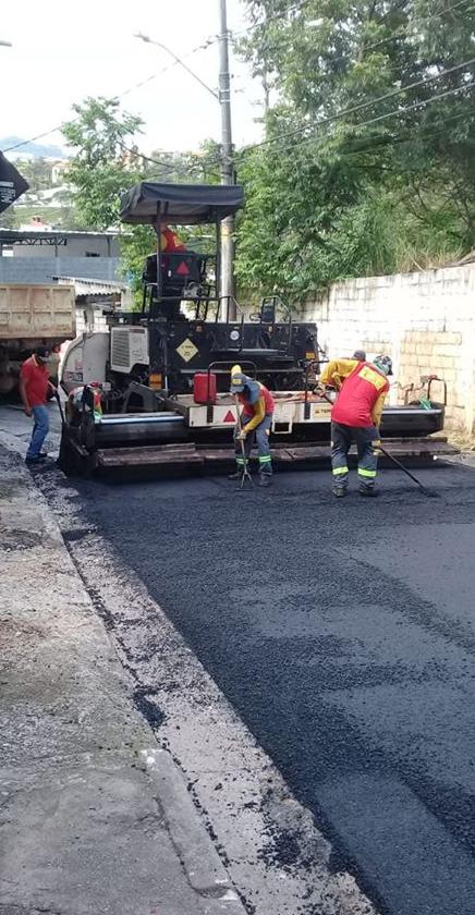 SANTANA DE PARNAIBA: EQUIPES REALIZAM PAVIMENTAÇÃO E RECAPEAMENTO NO JARDIM ISAURA E RANCHO ALEGRE