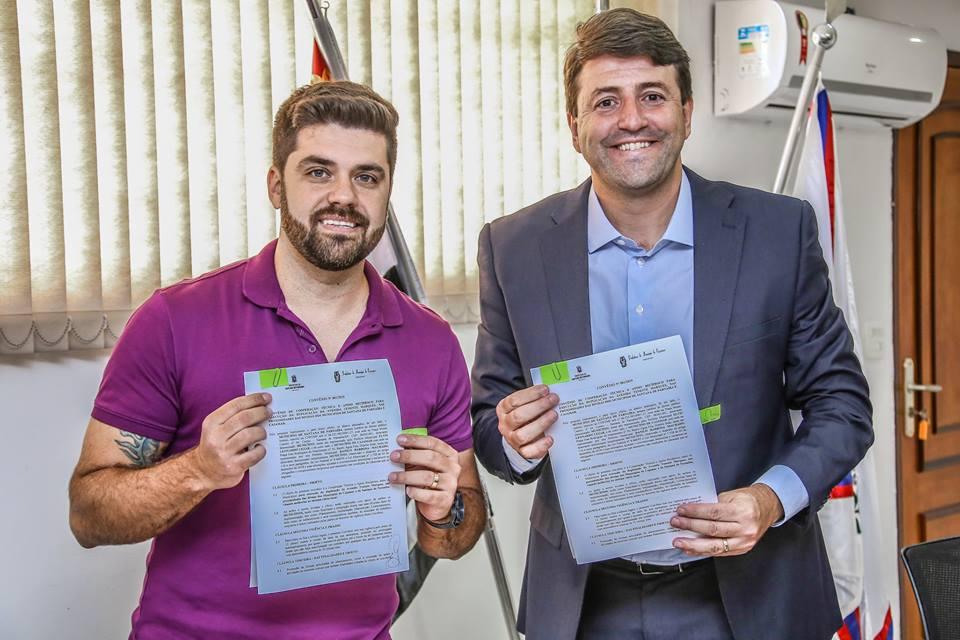 Elvis Cezar  assina convênio com Cajamar para continuidade das obras de duplicação da Tenente Marques