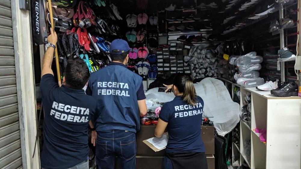 Receita Federal e prefeitura fazem operação em shopping popular de SP contra produtos falsificados.