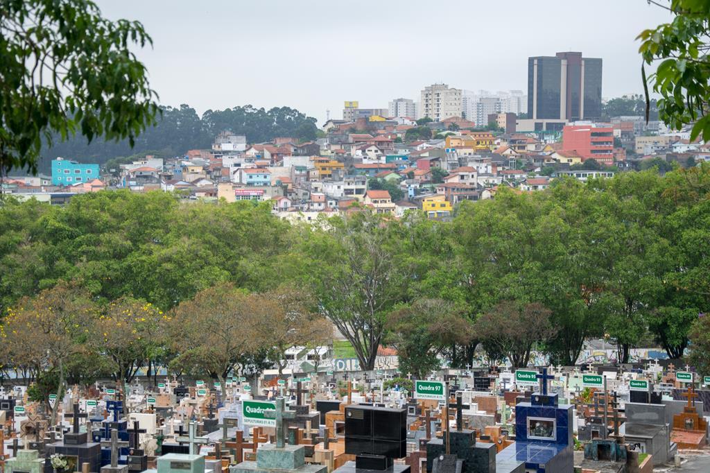 Cemitério de Barueri se prepara para receber 40 mil visitas no Dia de Finados