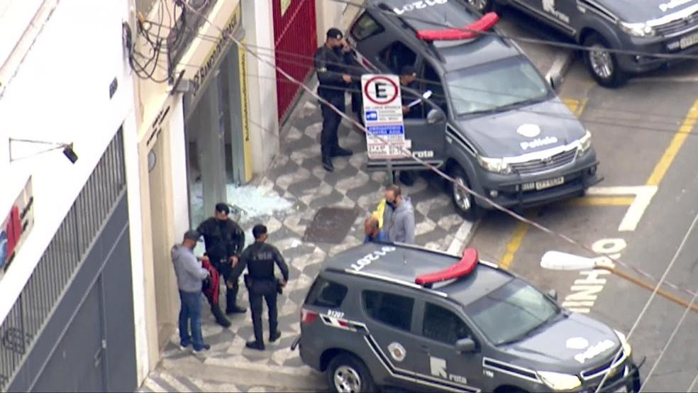 Tentativa de roubo a banco deixa dois suspeitos mortos e um PM baleado em SP