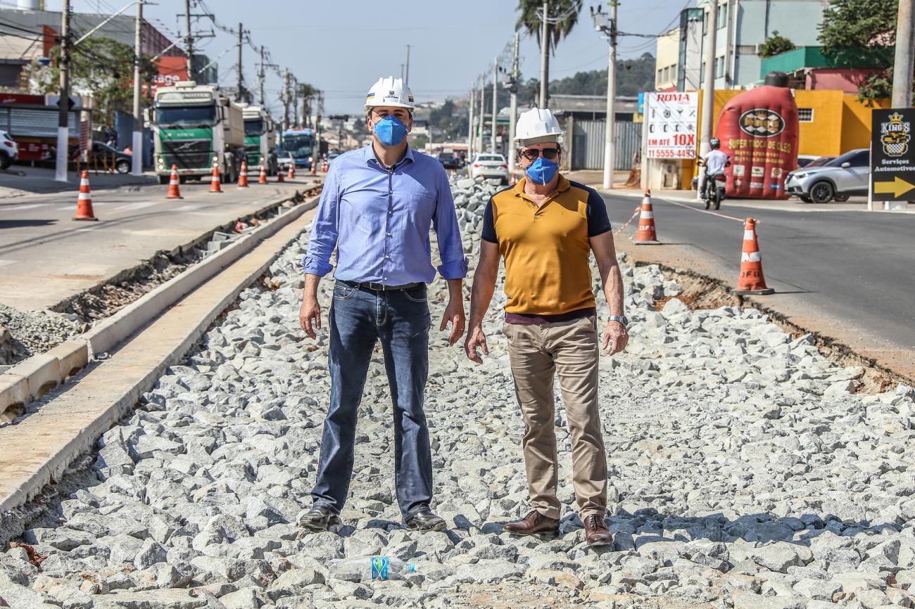 Prefeito Elvis Cezar  acompanha obra da duplicação da Av. Tenente Marques