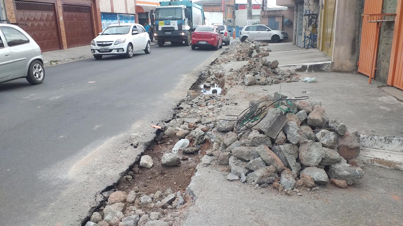 Além do atraso no recapeamento Prefeitura de Carapicuíba contrata empresa para quebrar parte do asfalto