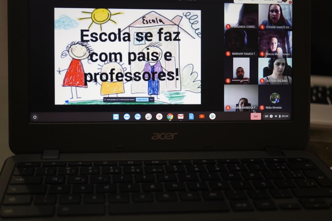 Nenhum aluno ficará para trás, assegura Barueri em reunião online com pais