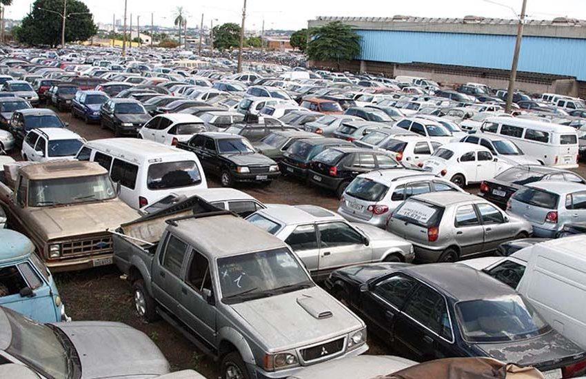 Cadáver é encontrado em carro no pátio de veículos de Carapicuíba