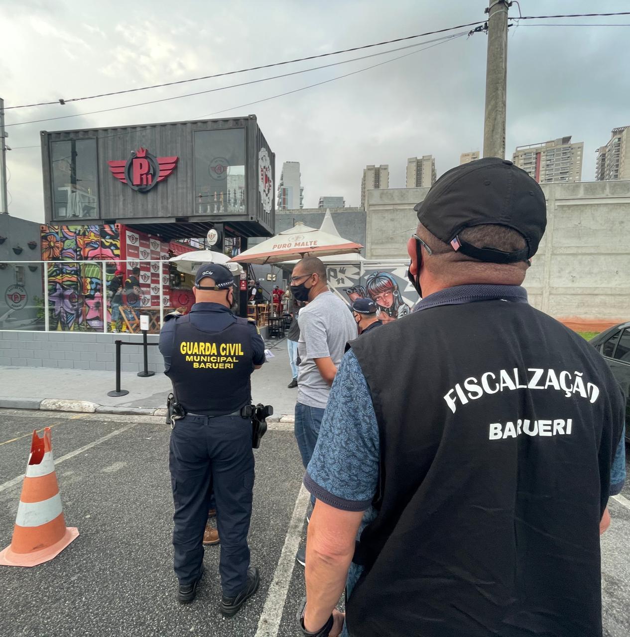 Ação integrada da Guarda com Secretarias lacra bares que promoviam aglomerações em Barueri