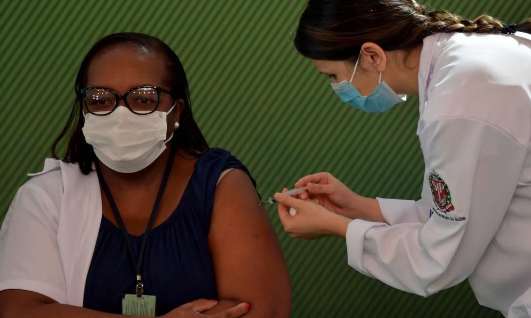 Primeira pessoa é vacinada contra Covid-19 no Brasil