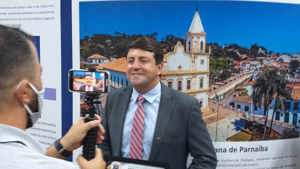 Elvis Cezar  recebe moção dos vereadores de Santana de Parnaíba