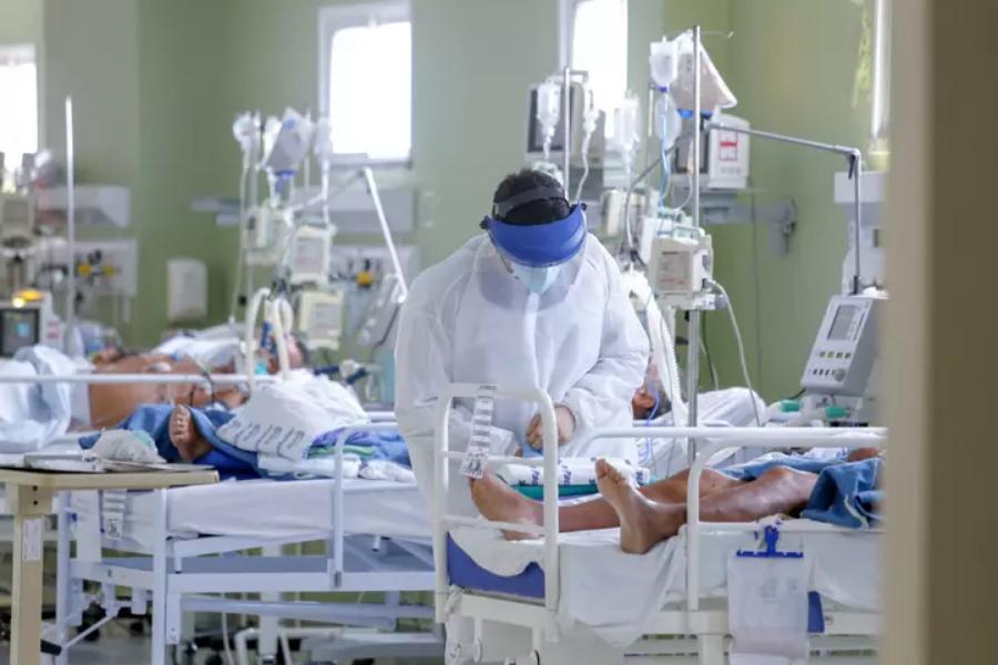 'Anjos de branco': Voluntários se dedicam no hospital no pico da pandemia