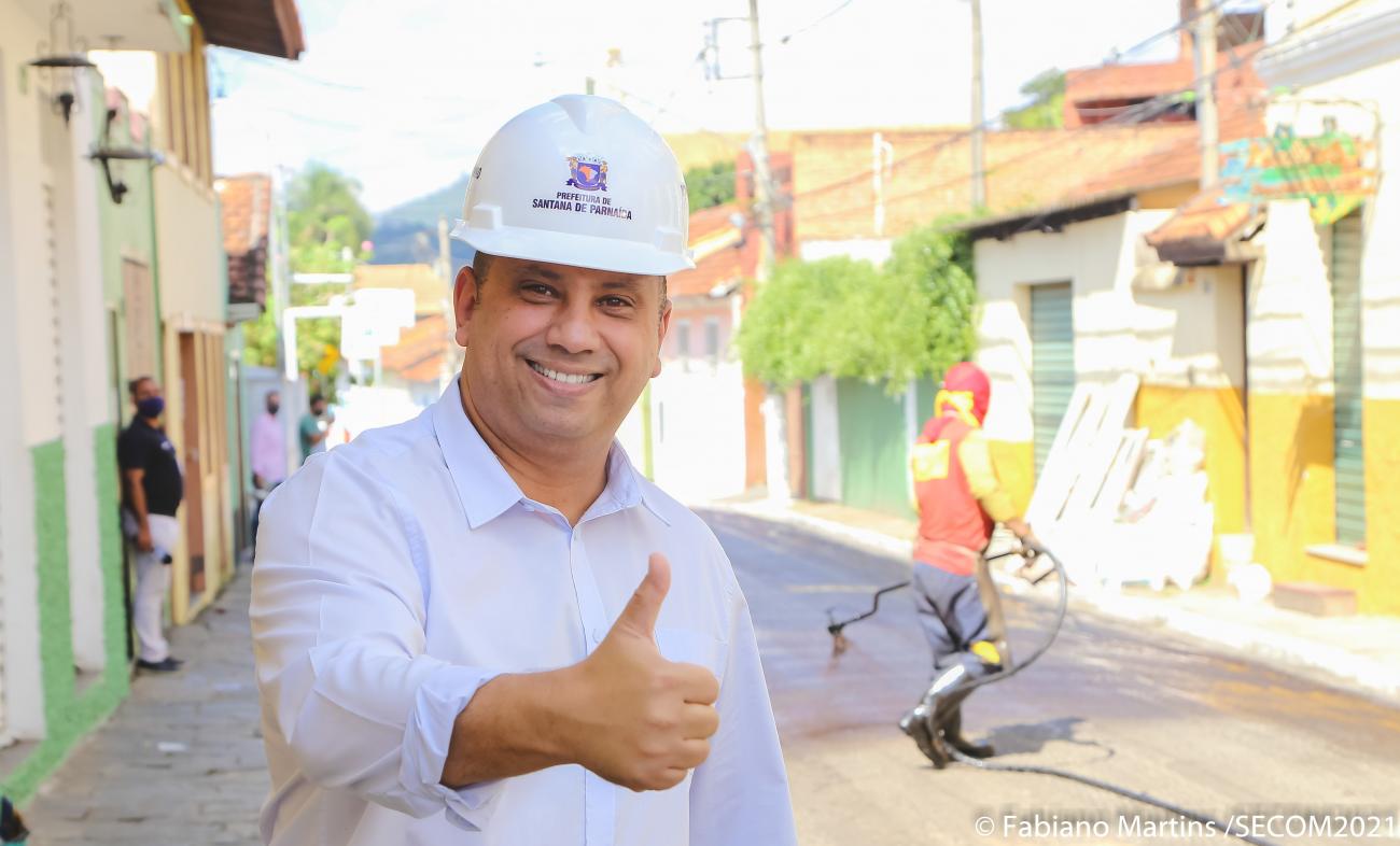 Santana de Parnaíba: Prefeito Marcos Tonho acompanha obras de recapeamento asfáltico na cidade