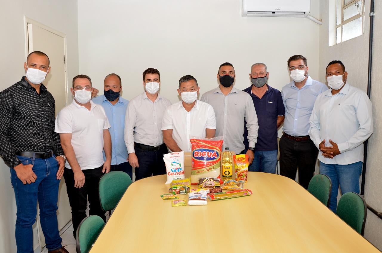 Vereadores de Jandira doam cestas básicas para a Secretaria de Desenvolvimento Social