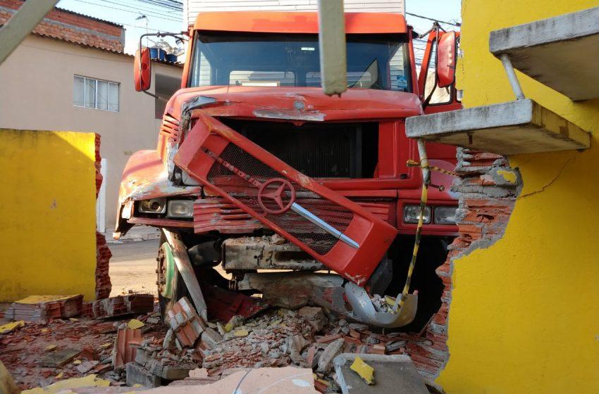 Caminhão sem freio atropela homem e atinge casa em Carapicuíba