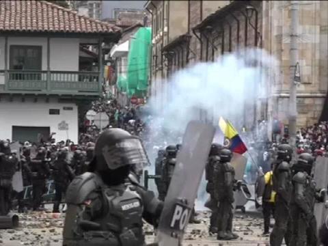 Colômbia tem madrugada marcada por protestos, e manifestantes falam em 'massacre'