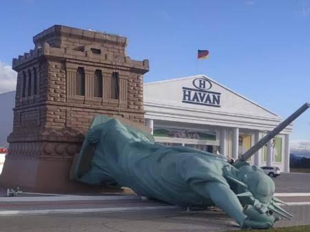 Estátua da Liberdade da Havan cai após ventania; meteorologistas estimam rajadas de 75km/h