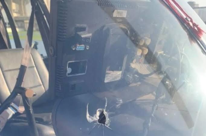 Helicóptero de emissora de TV é alvejado durante tiroteio na Mangueira; piloto é baleado de raspão