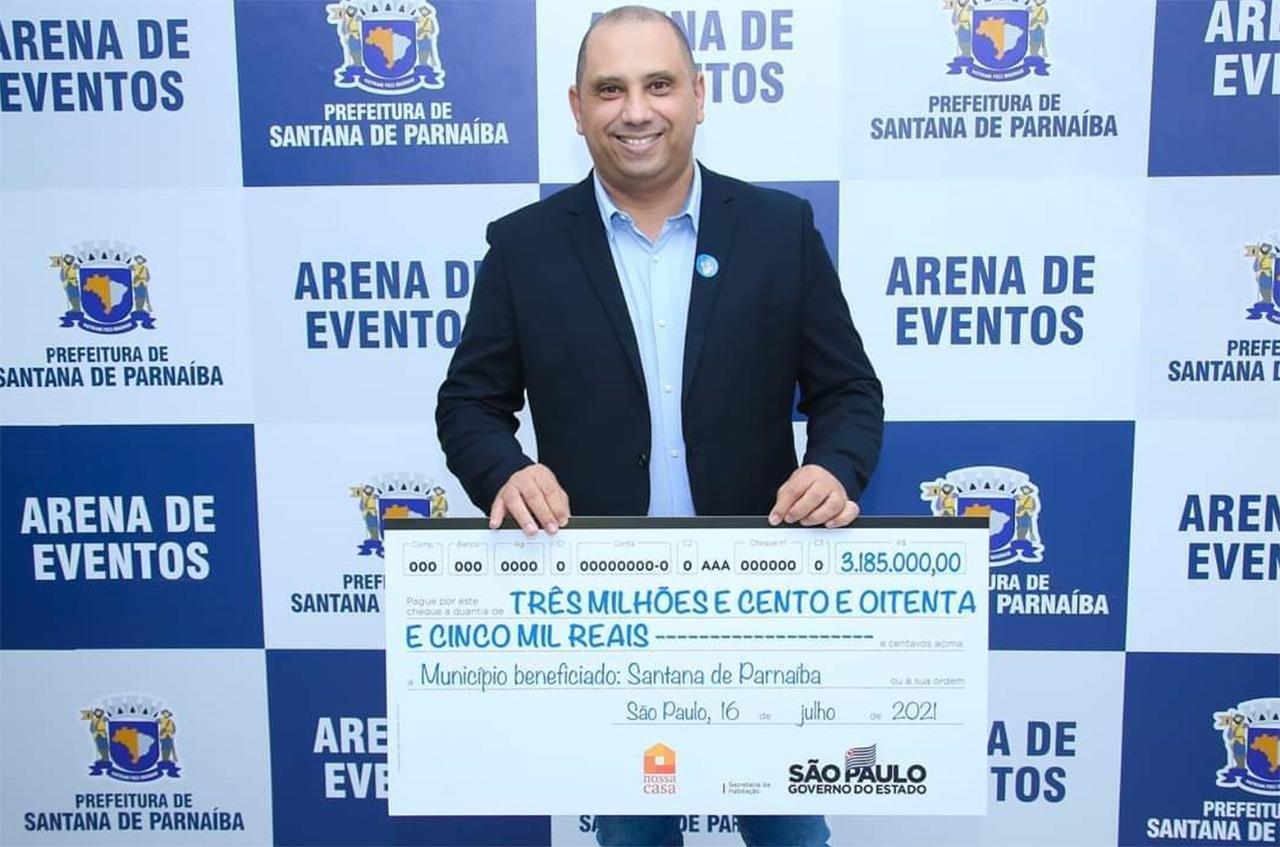 Em Santana de Parnaíba, Rodrigo Garcia e Marco Vinholi entregam mais de R$ 3 milhões que vão beneficiar 240 famílias