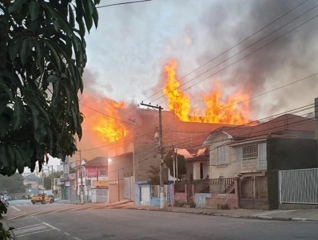 Incêndio de grandes proporções destrói sobrado em Carapicuíba
