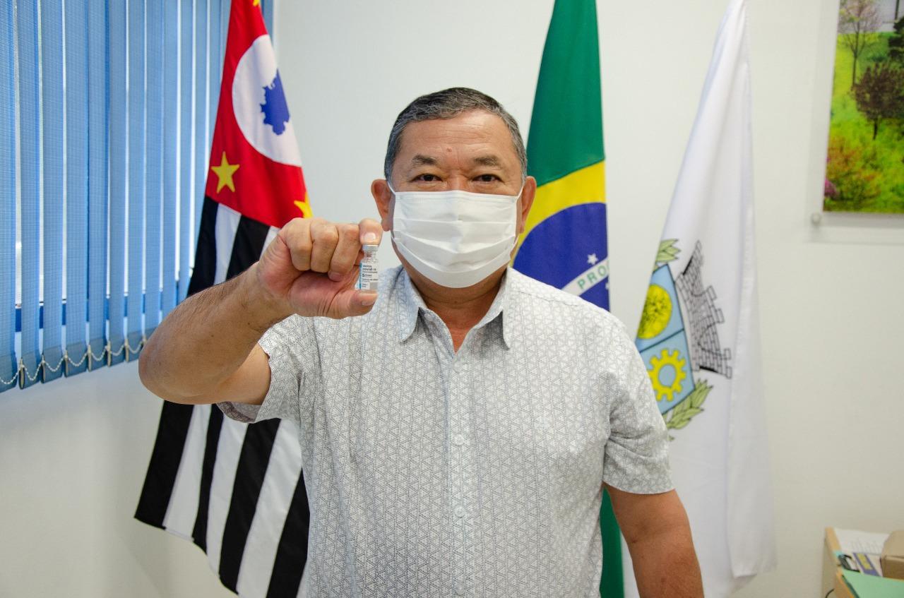 Prefeito Doutor Sato anuncia que moradores de Jandira com 25 ou mais, serão vacinados contra a Covid-19 a partir de hoje