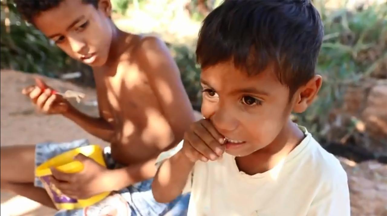 Retrato da fome: caldo com ossos alimenta família por três dias em Cuiabá