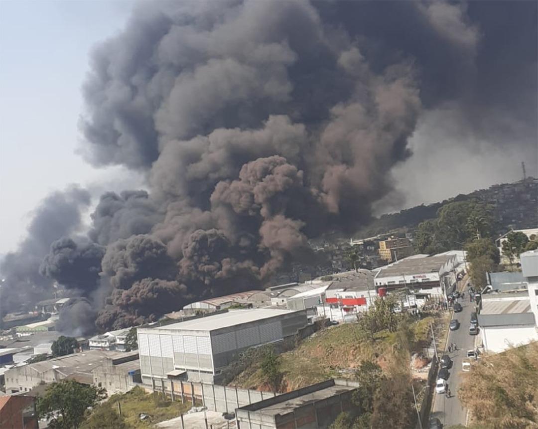 Agora! Fogo destrói fábrica de solvente  no Jd. Califórnia em Barueri