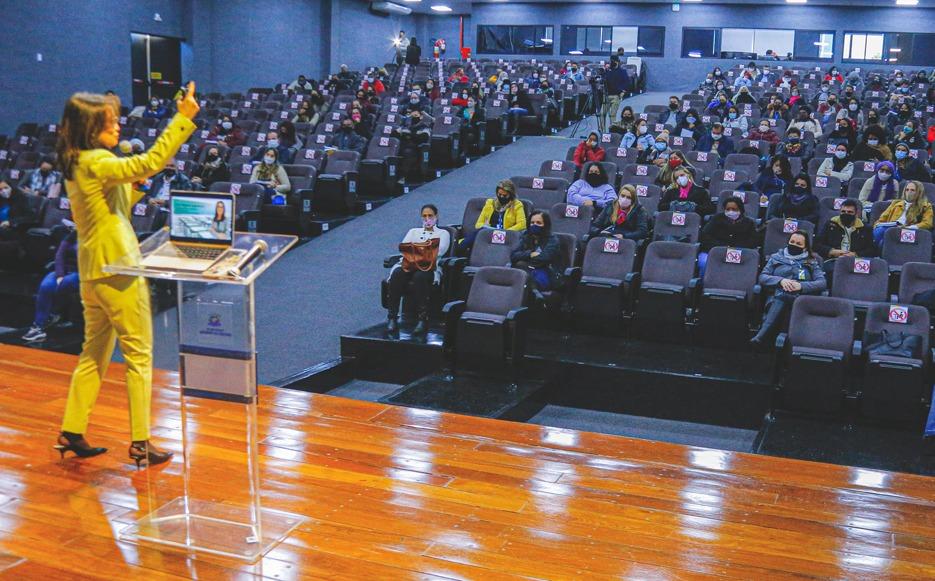 Educadores de Santana de Parnaíba participam de treinamento de inteligência emocional