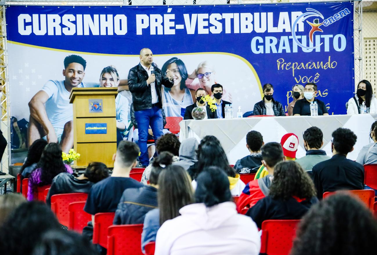 Prefeito Marcos Tonho participa da cerimônia de abertura do Cursinho Pré-Vestibular Gratuito em Santana de Parnaíba