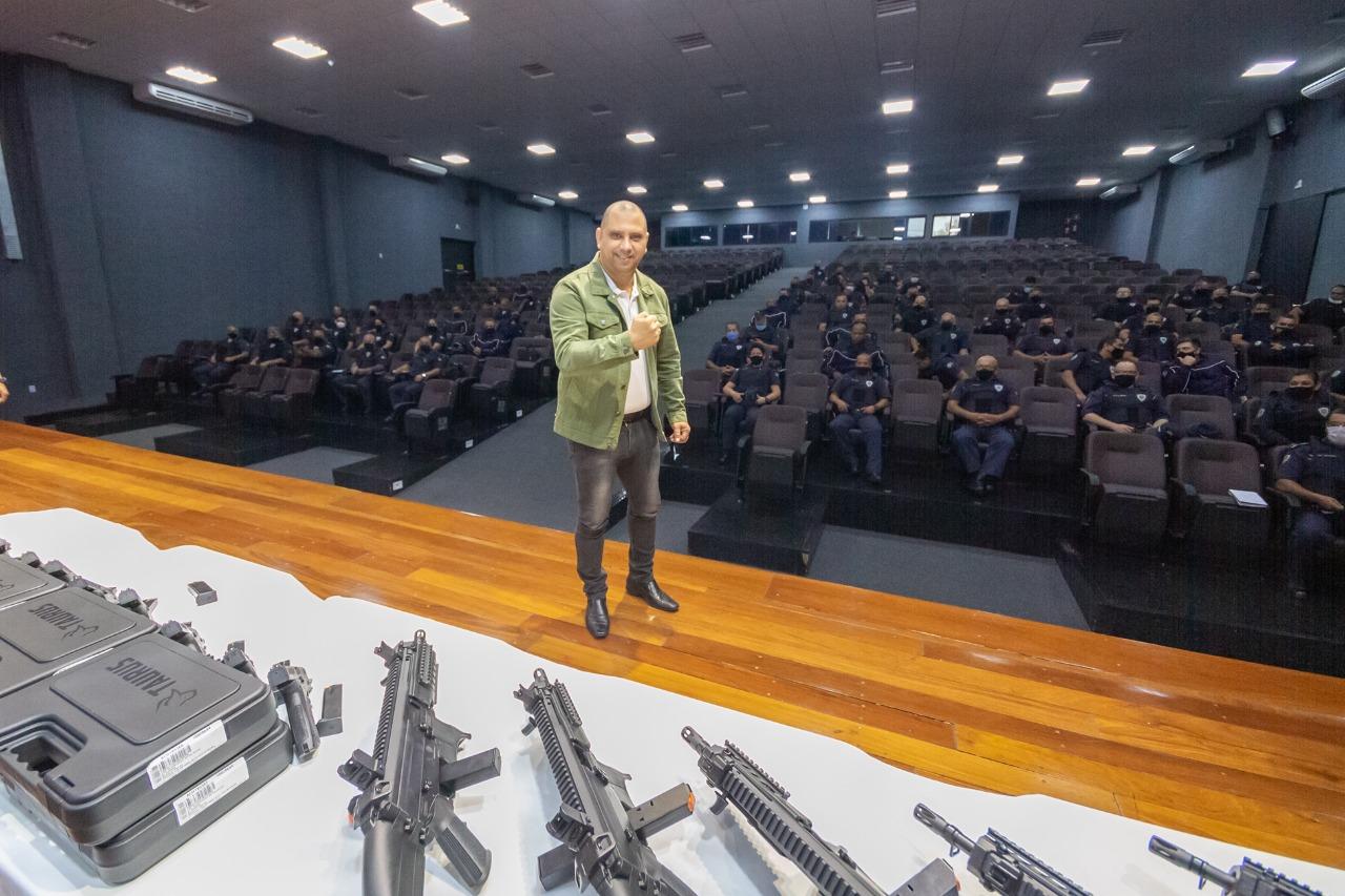 Prefeito Marcos Tonho acompanha treinamento dos guardas municipais para a utilização de novo armamento