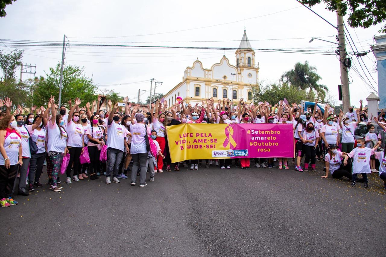 Santana de Parnaíba realiza caminhada de prevenção ao câncer de mama nas ruas do Centro Histórico