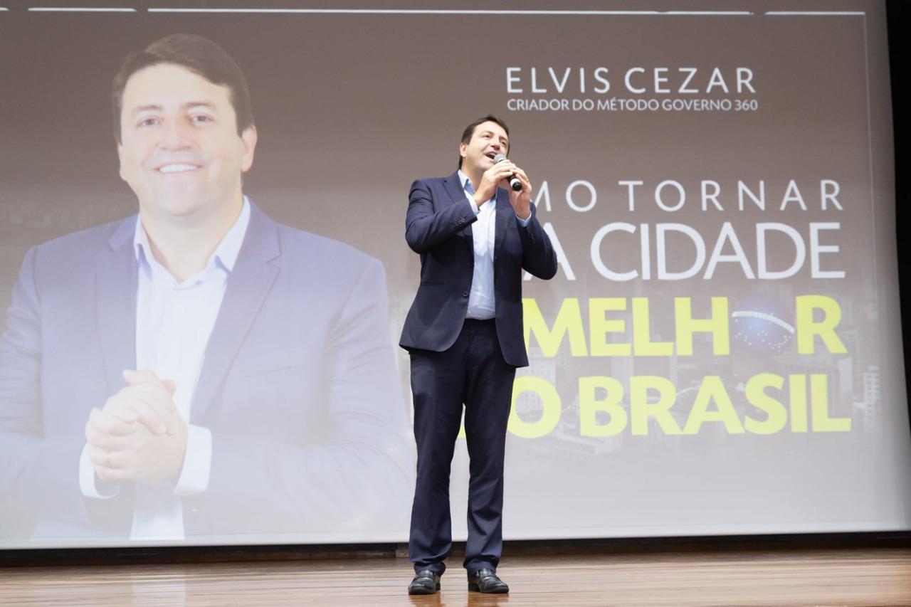 Elvis Cezar lança livro e emocionado relembra sua trajetória