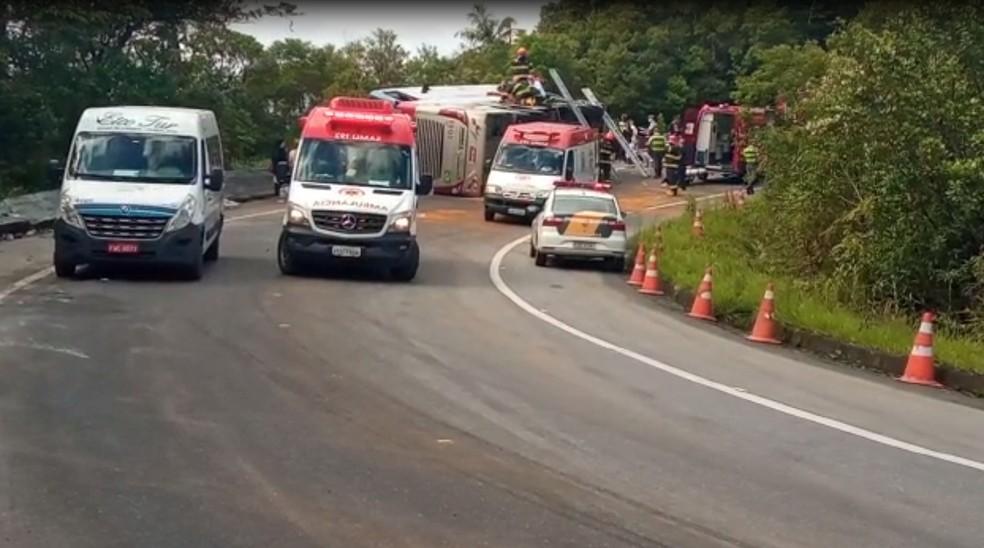 Ônibus de turismo tomba no trecho de serra da Oswaldo Cruz e deixa ao menos dois mortos