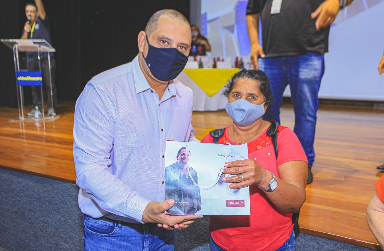 Prefeito Marcos Tonho realiza a entrega de mais de 150 aparelhos auditivos para os munícipes