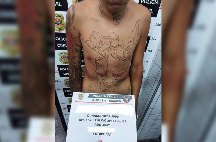 Vítima treme ao reconhecer bandido com tatuagem do capeta