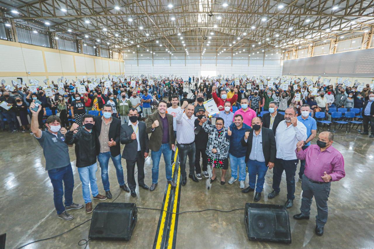 Prefeito Marcos Tonho entrega cerca de mil escrituras para moradores de Santana de Parnaíba