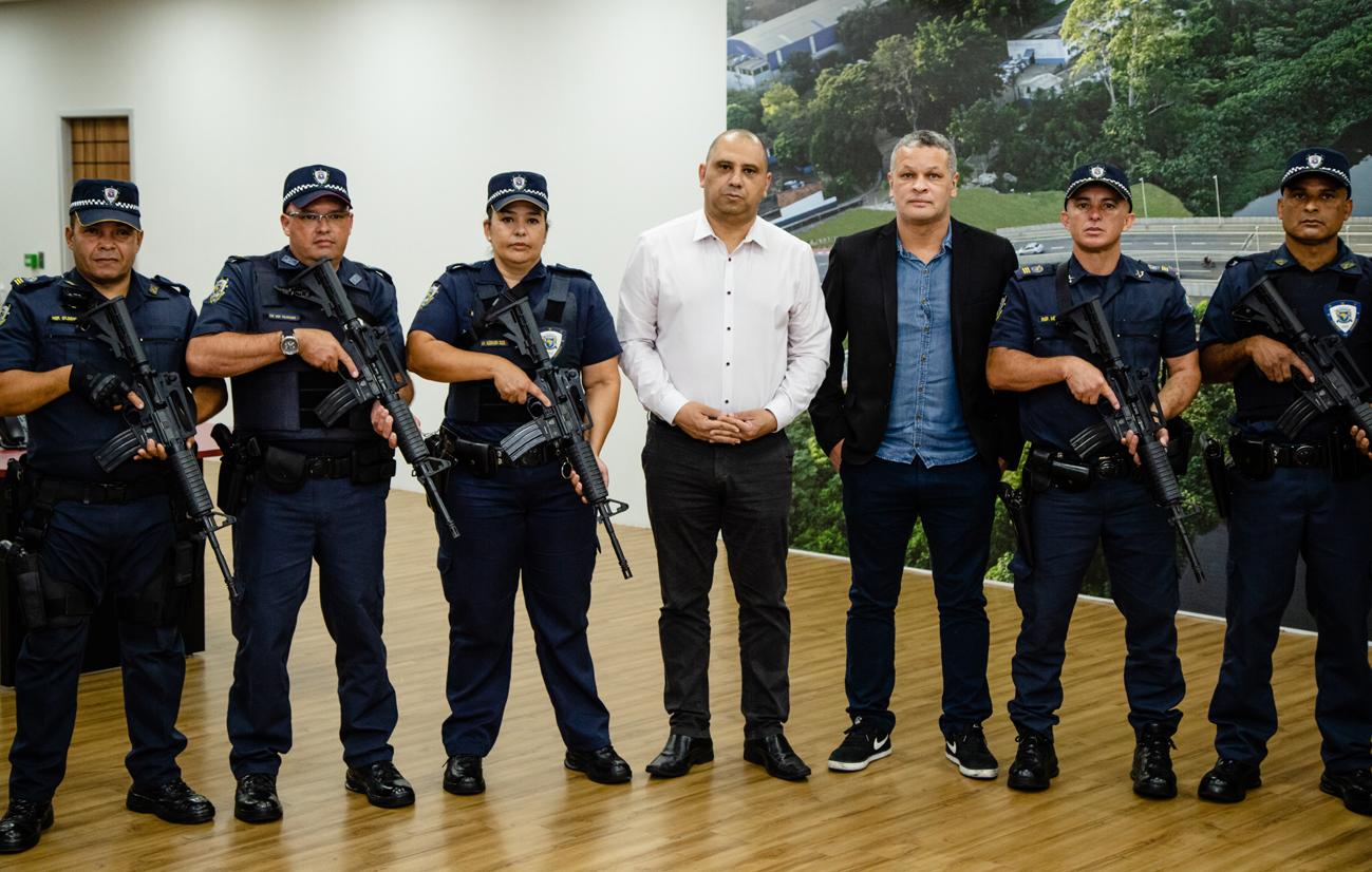 Prefeito Marcos Tonho entrega para Guarda Municipal Fuzis 556