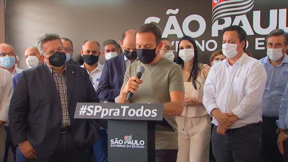 Após número de internados dobrar, governo de SP recomenda limitar a 70% o público em eventos e exigir comprovante de vac