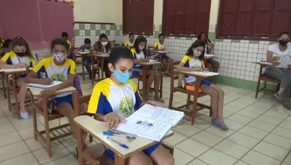 Maioria das escolas estaduais e das municipais nas capitais retoma aulas em modelo 100% presencial