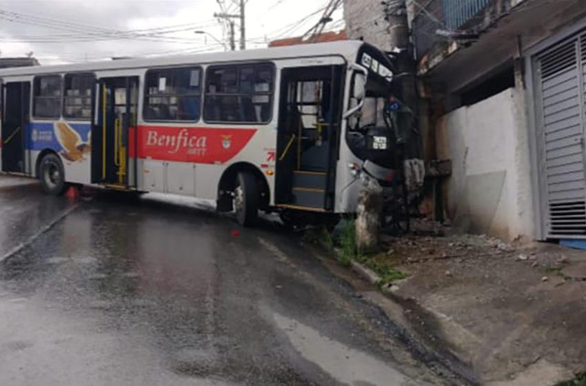 Ônibus perde freio e arrasta moto com namorados no Mutinga